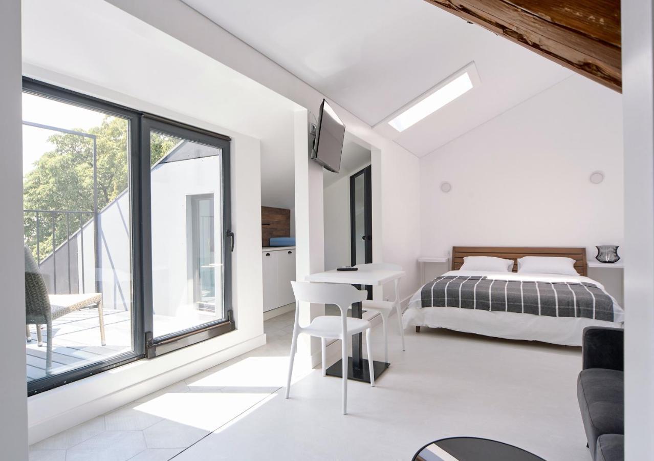 White Door Apartments Mansard Heart Of Odessa 2 Экстерьер фото