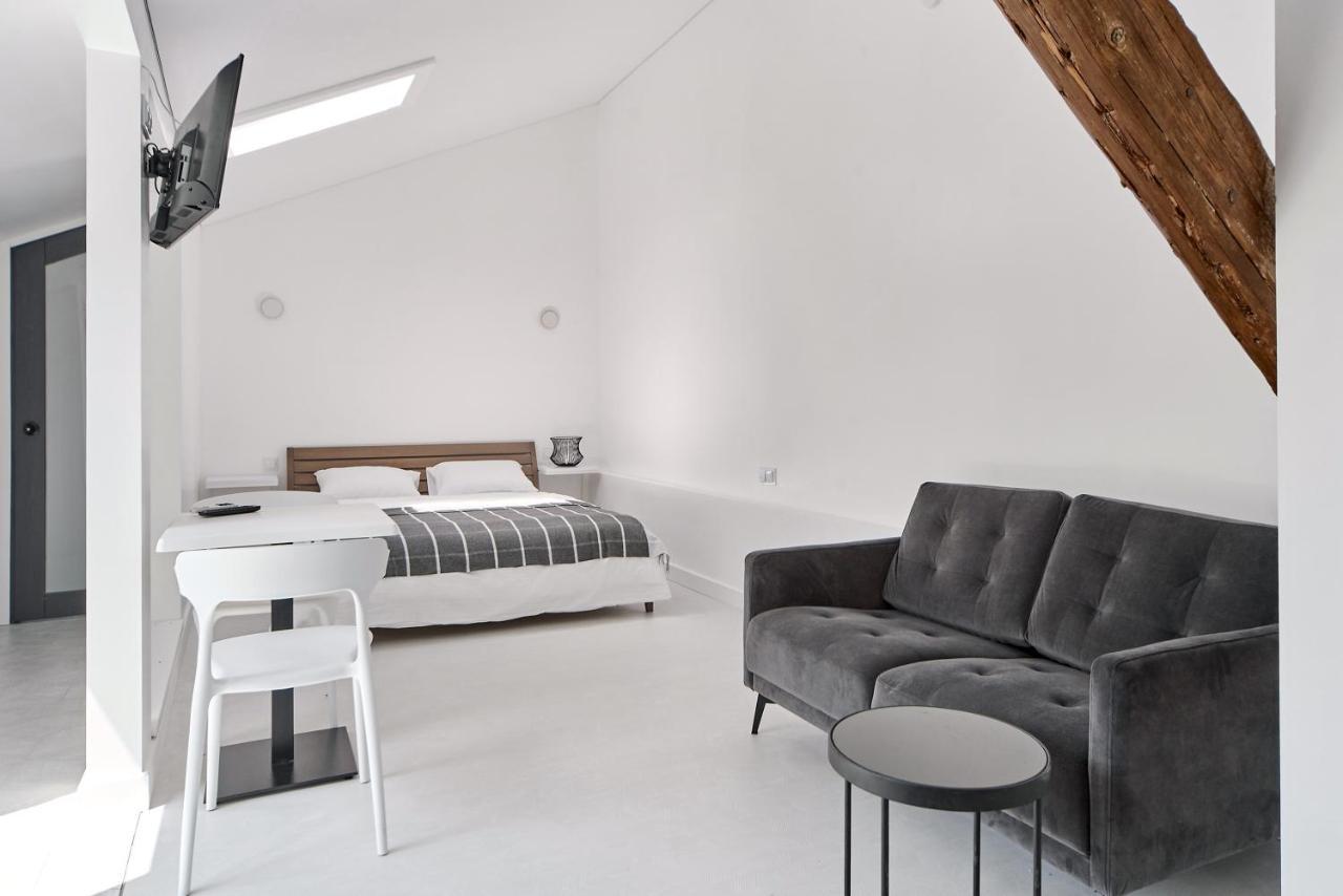 White Door Apartments Mansard Heart Of Odessa 2 Экстерьер фото