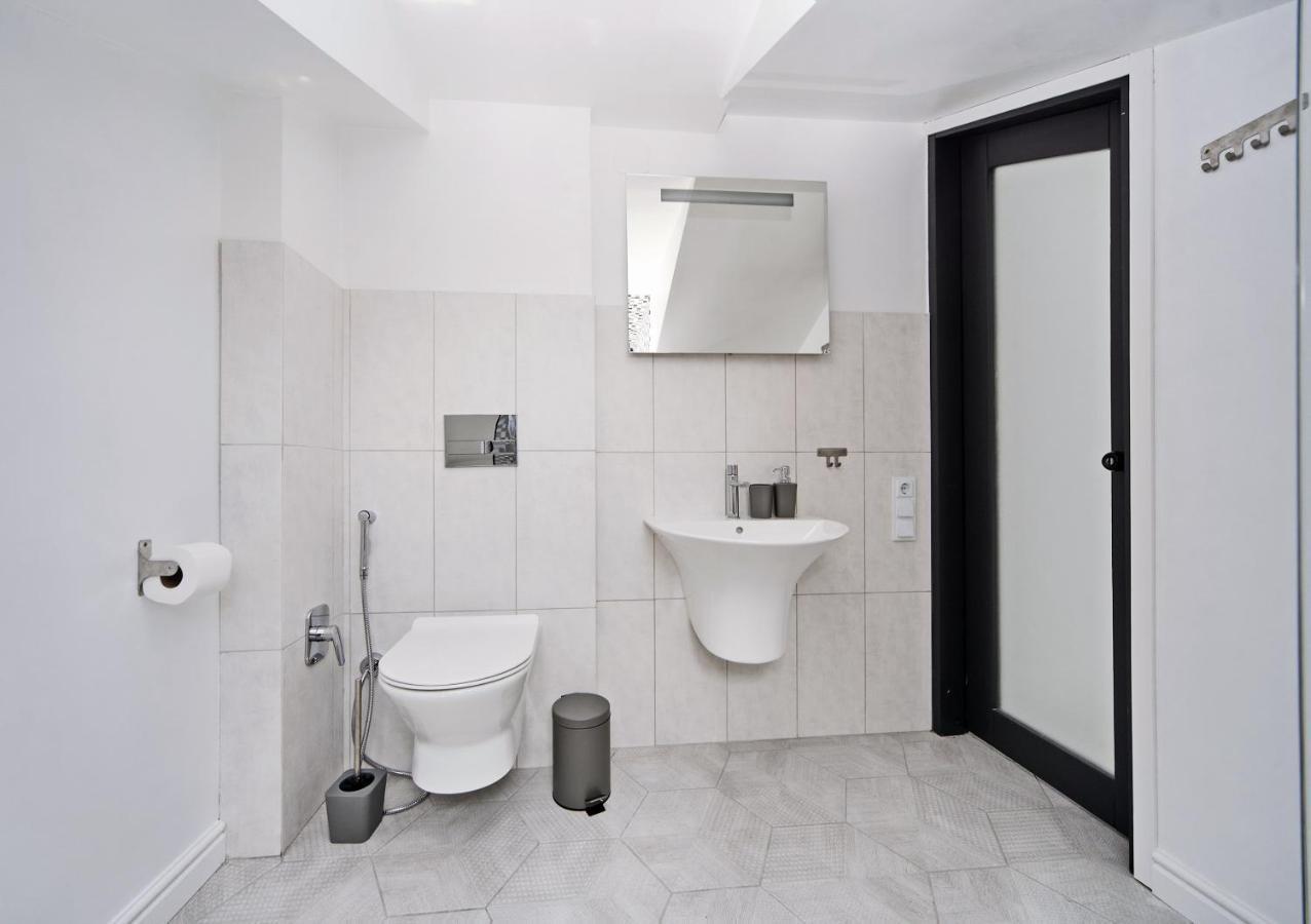 White Door Apartments Mansard Heart Of Odessa 2 Экстерьер фото