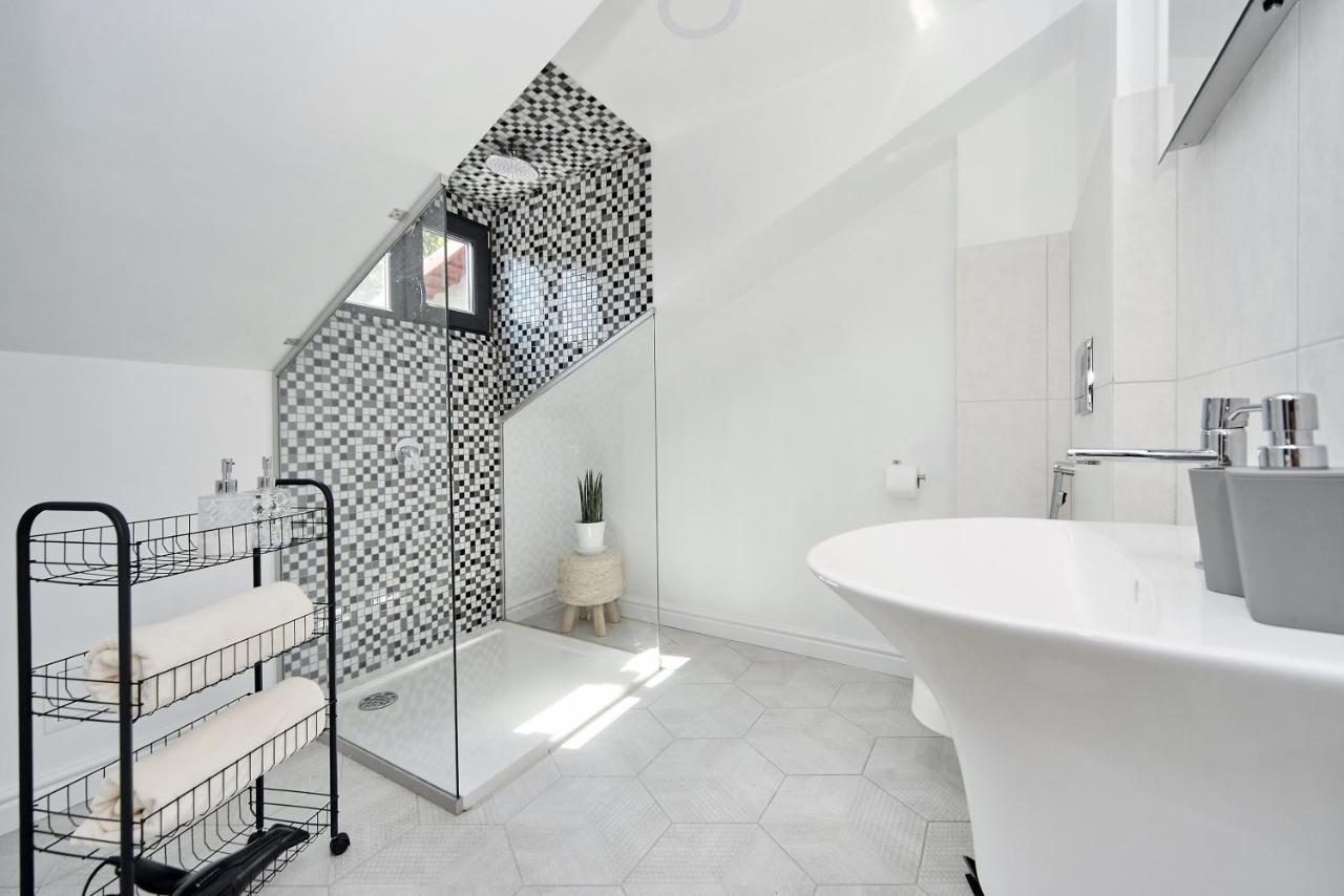 White Door Apartments Mansard Heart Of Odessa 2 Экстерьер фото