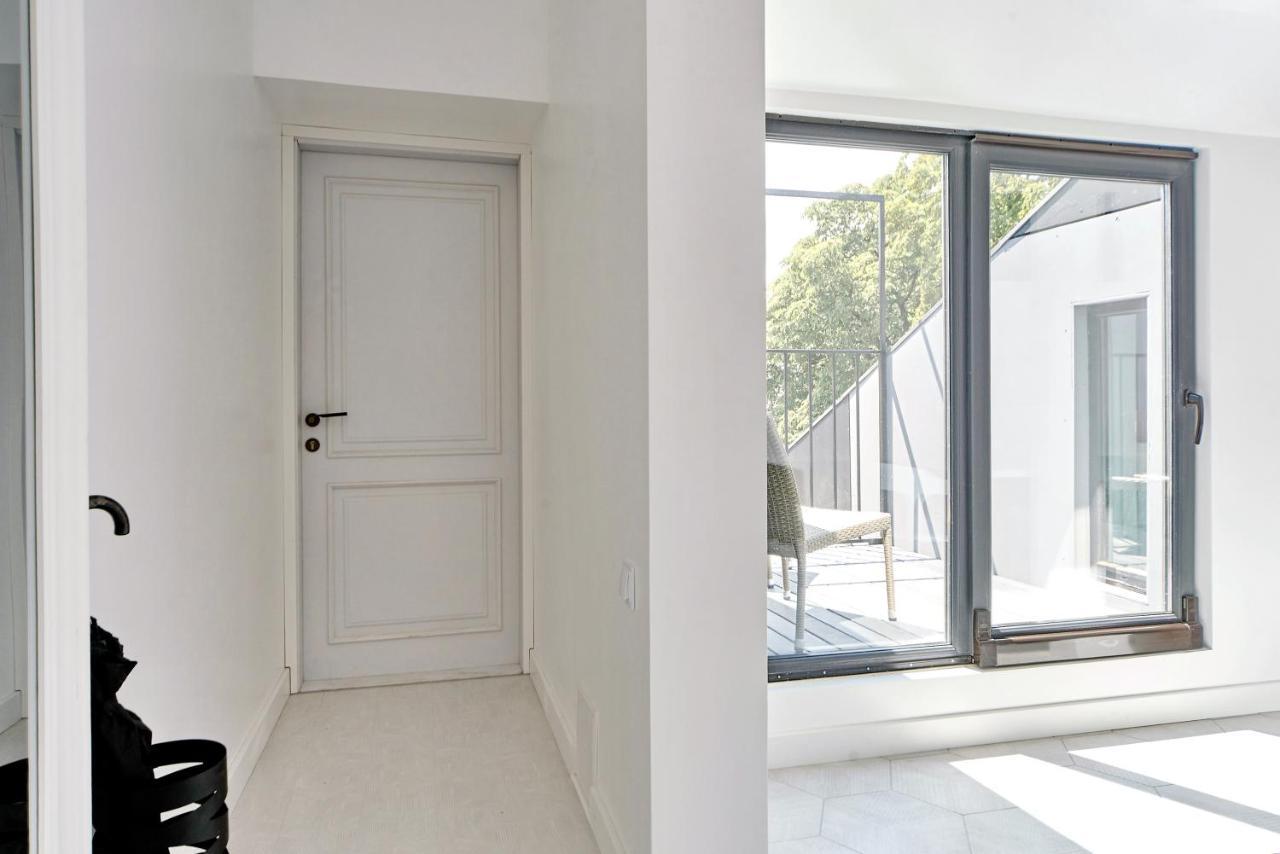 White Door Apartments Mansard Heart Of Odessa 2 Экстерьер фото