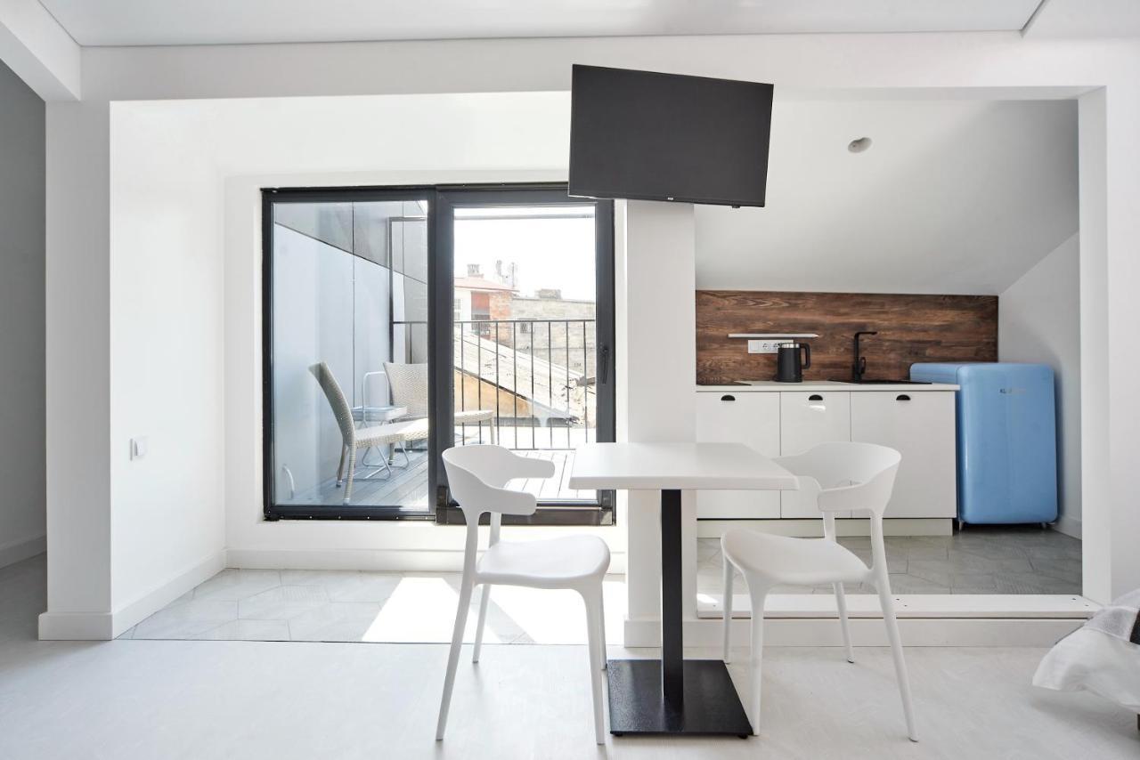White Door Apartments Mansard Heart Of Odessa 2 Экстерьер фото
