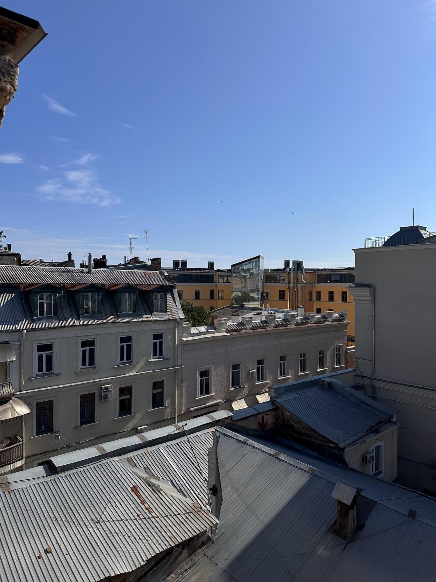 White Door Apartments Mansard Heart Of Odessa 2 Экстерьер фото